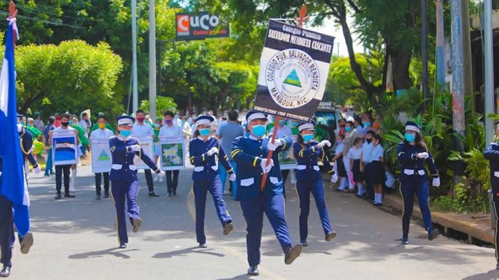 Desfiles patrios por el Colegio Salvador Mendieta en Managua