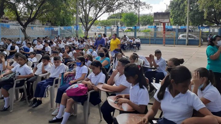 Alumnos presentes en el acto de reconocimiento a maestros en el Colegio Camilo Zapata