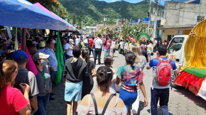 Desfile de carrozas resalta en la feria del maíz en Jinotega
