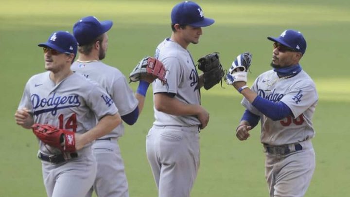 Jugadores de los Dodgers celebran una carrera ganada