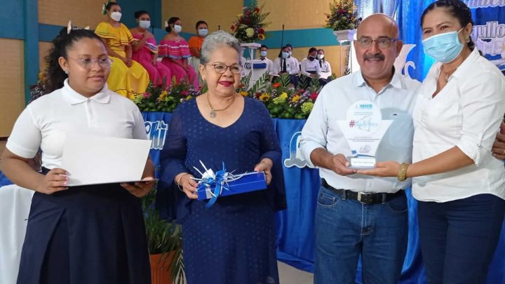 Autoridades entregan reconocimiento a maestra destacada de Chinandega