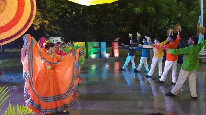 Grupo de danza presenta baile folclórico a familias de Estelí