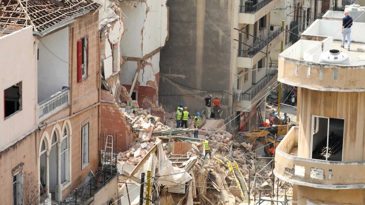 Un equipo de rescate remueve los escombros tras detectar señales de vida en un edificio destruido por las explosiones de agosto, Beirut, Líbano, el 5 de septiembre de 2020.