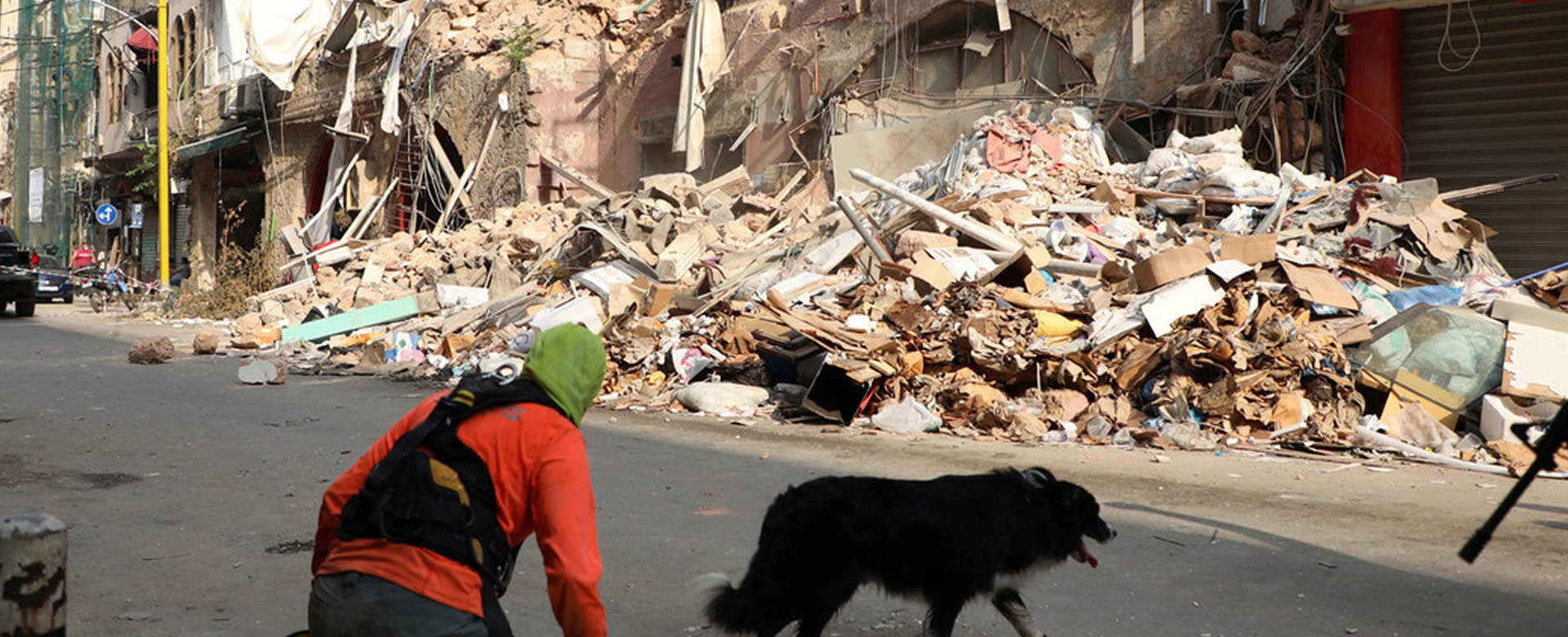 Equipos de búsqueda detectan signos de vida bajo escombros en Beirut