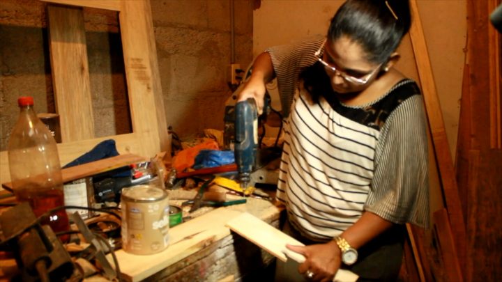 Artesana de Ocotal trabajando la madera. 