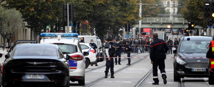 Oficiales de policía aseguran el área después de un ataque con cuchillo en la iglesia de Notre Dame en Niza, Francia.