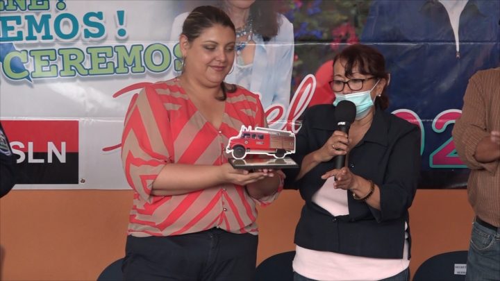Carla Salinas recibiendo reconocimiento de bomberos de San Nicolás.
