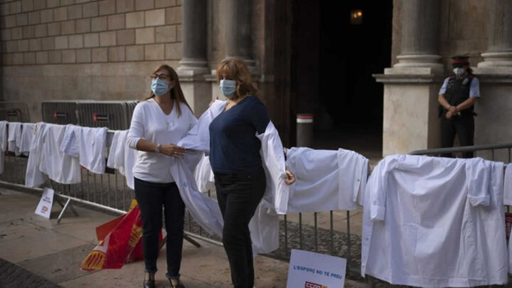 Protesta de médicos en la sede del gobierno catalán, en Barcelona, contra las condiciones de trabajo y mientras siguen aumentando los casos de coronavirus en España.