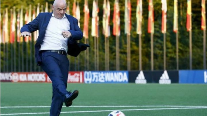 Gianni Infantino lanza un penalti en un campo de juego en la sede de la FIFA en Zurich, Suiza.