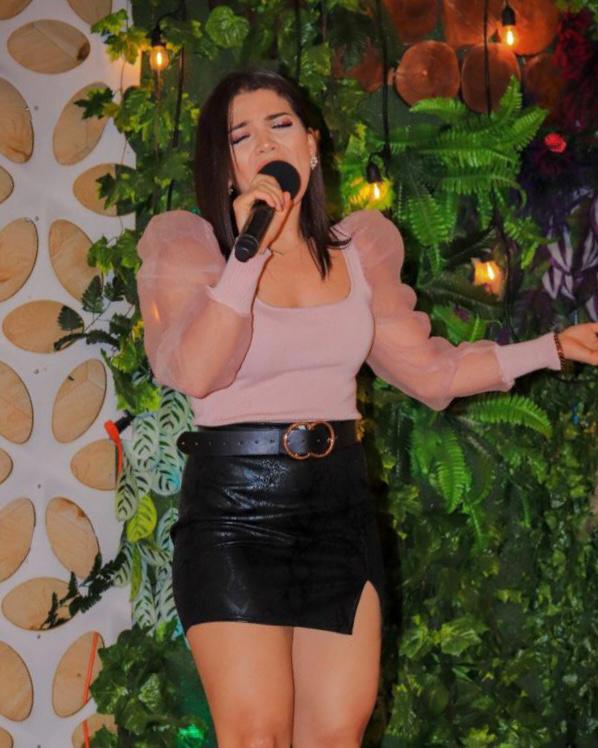 Gabriela Morazán de Canal 6, cantando en la primera ronda del Karaoke de Lujo