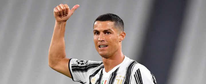 Cristiano Ronaldo saluda con su uniforme de la Juventus de Turín.