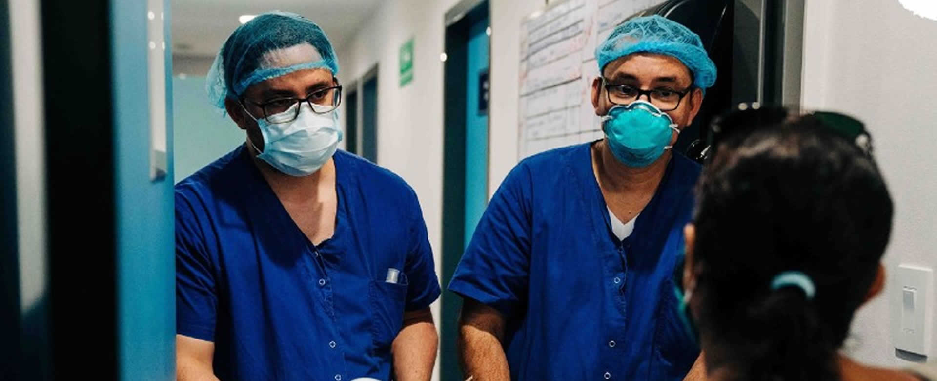 Médicos realizan exámenes en un hospital de Nicaragua.