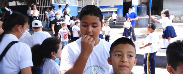Niños toman dosis única de desparasitación en Matagalpa.