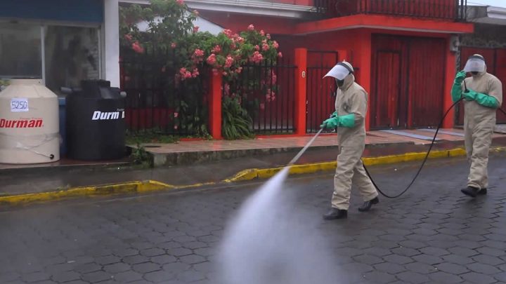 Efectivos militares desinfectan calles públicas de Matagalpa