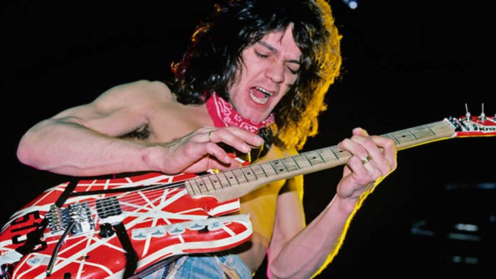 Eddie Van Halen tocando la guitarra en un concierto de los años 80's.