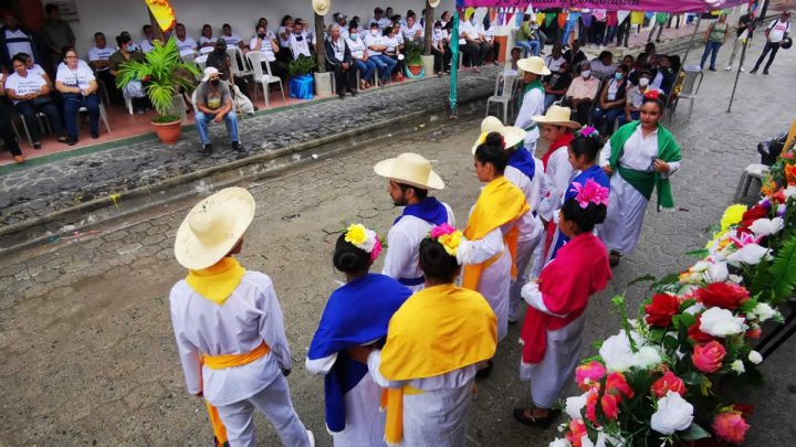 Jóvenes visten traje folclórico para su presentación artística en Ocotal