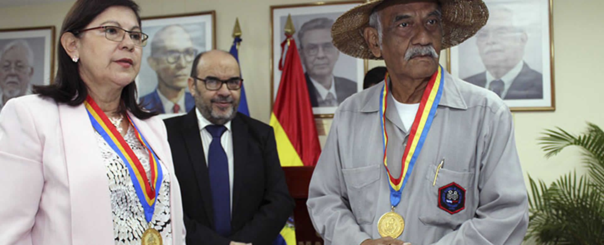 Profesor Orlando Pineda recibe medalla por su alto compromiso con la educación