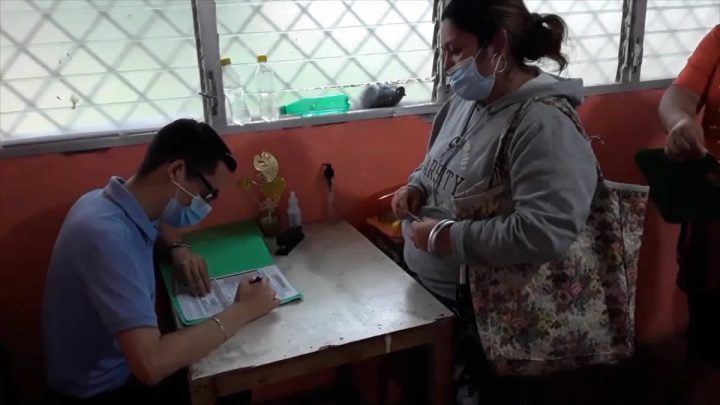 Madre de familia inscribe a su hijo en el centro educativo de Jinotega