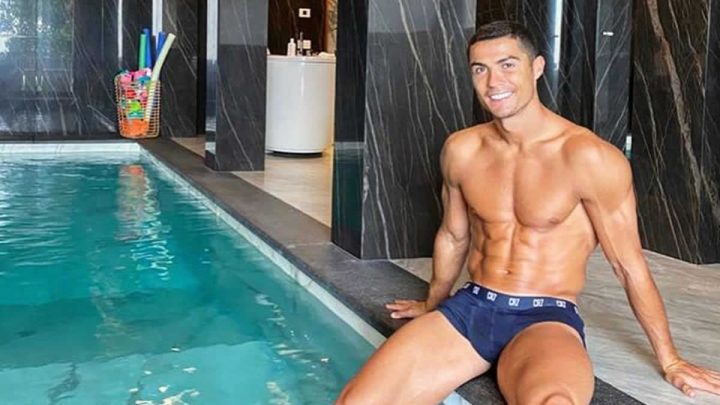 Cristiano Ronaldo posa desde la piscina de su domicilio donde guarda cuarentena