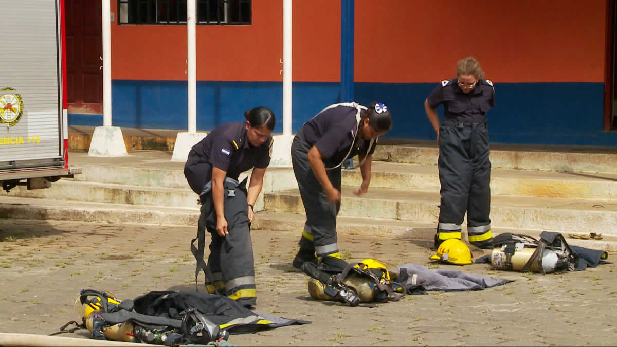 Personal de bomberas unificadas preparándose para demostrar sus capacidades.