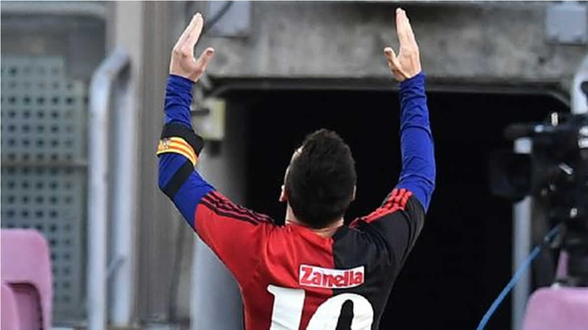 Lionel Messi le dedicó en el terreno de juego a su compatriota Diego Armando Maradona. 