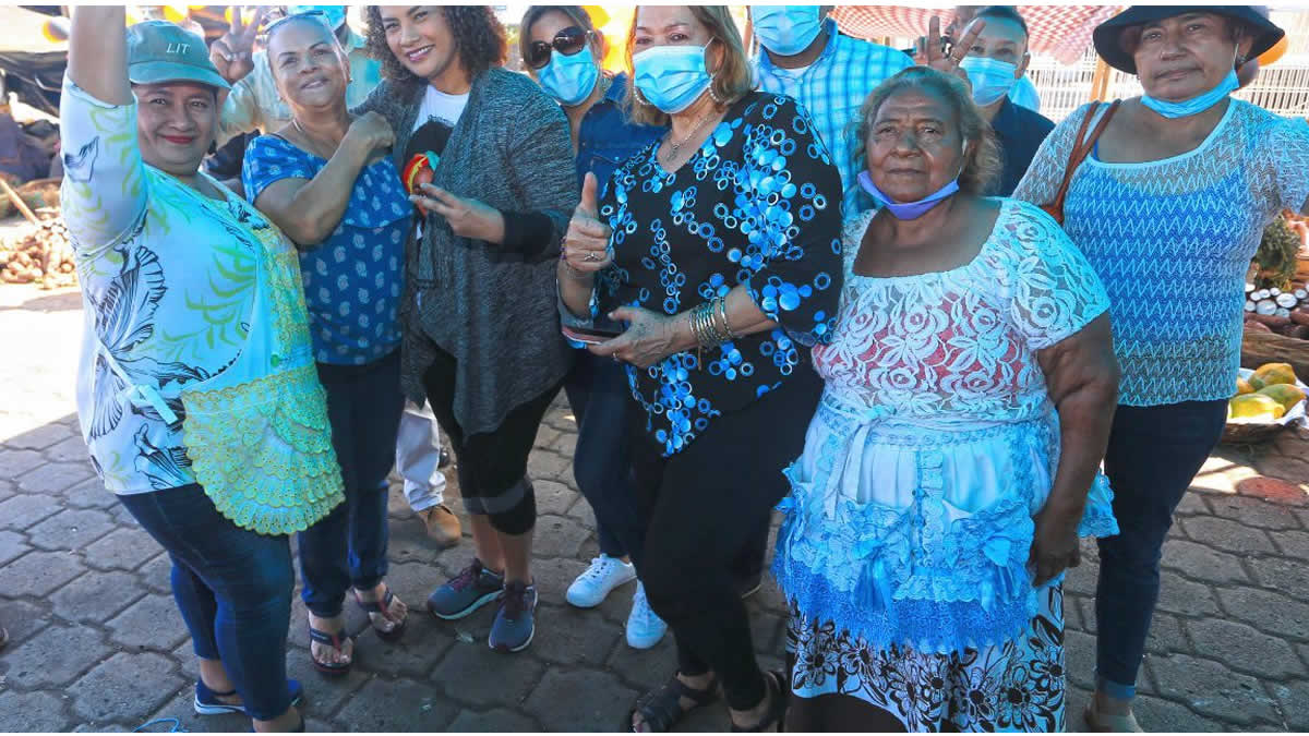 Reina Rueda, alcaldesa de Managua, con comerciantes del mercado el mayoreo.