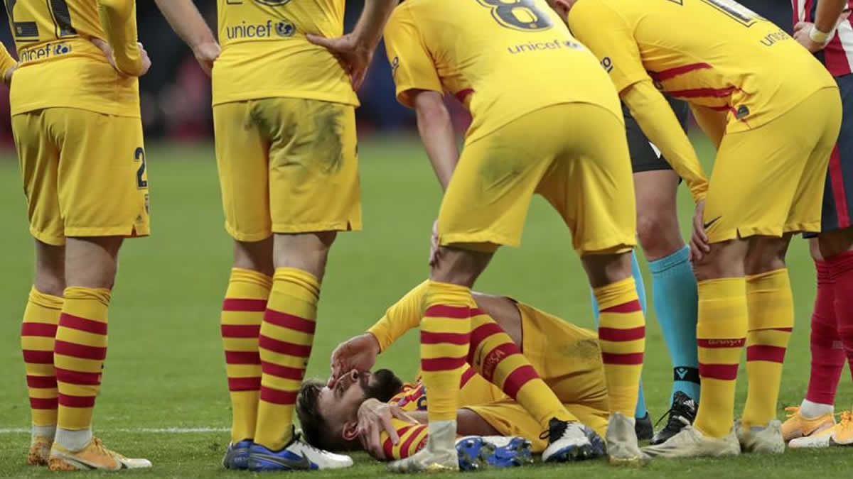 Gerard Piqué visiblemente adolorido, tras su lesión.