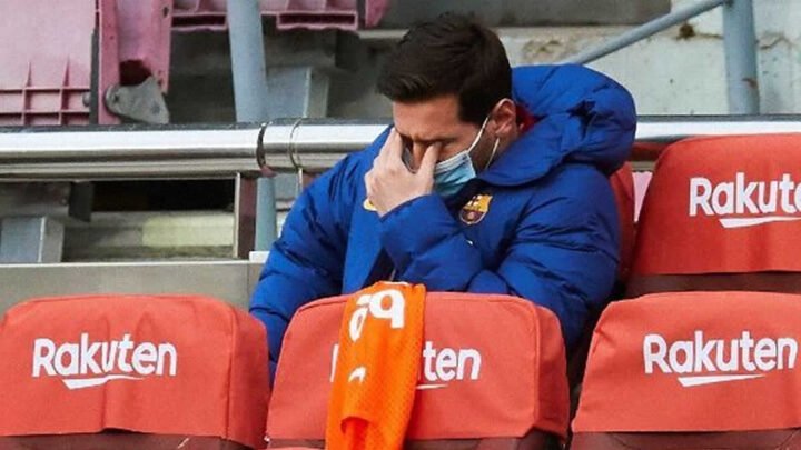 Lionel Messi luce decepcionado en la banca del Barcelona al iniciar como suplente ante el Betis.