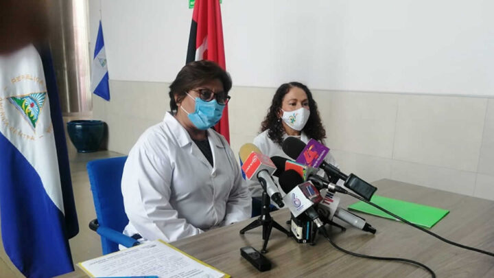 Las doctoras Sonia Castro, asesora presidencial en materia de salud y Martha Reyes ministra del MINSA.