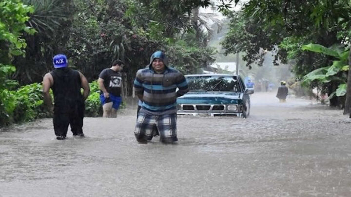Personas en Honduras caminando en medio de inundaciones.