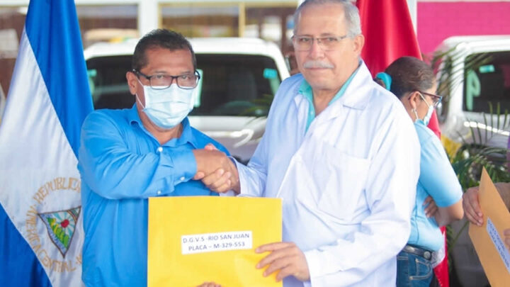 Doctor Carlos Sáenz entrega documentos de medio de transporte al Silais de Río San Jua.