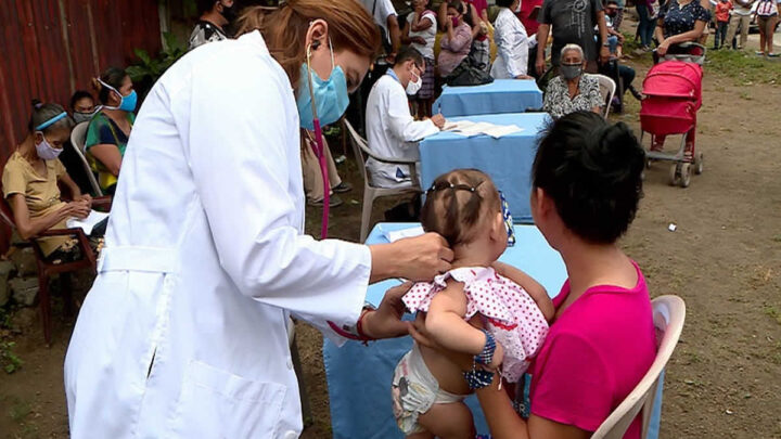 Médico aplica inyección a una bebé en el Caribe Norte de Nicaragua,