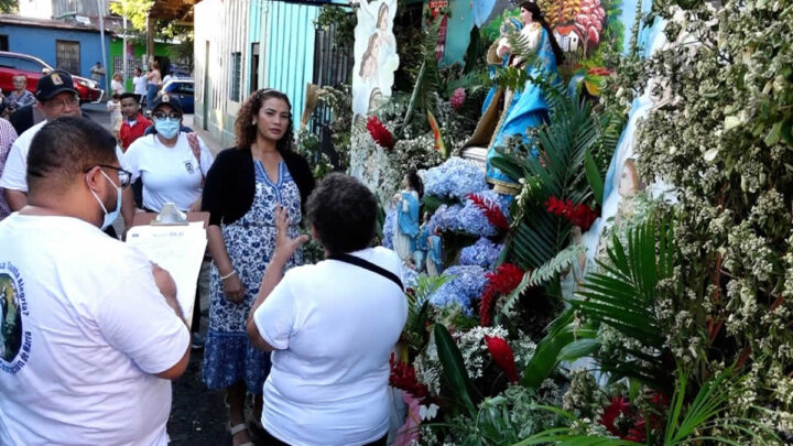 Reyna Rueda recorre altares en Managua
