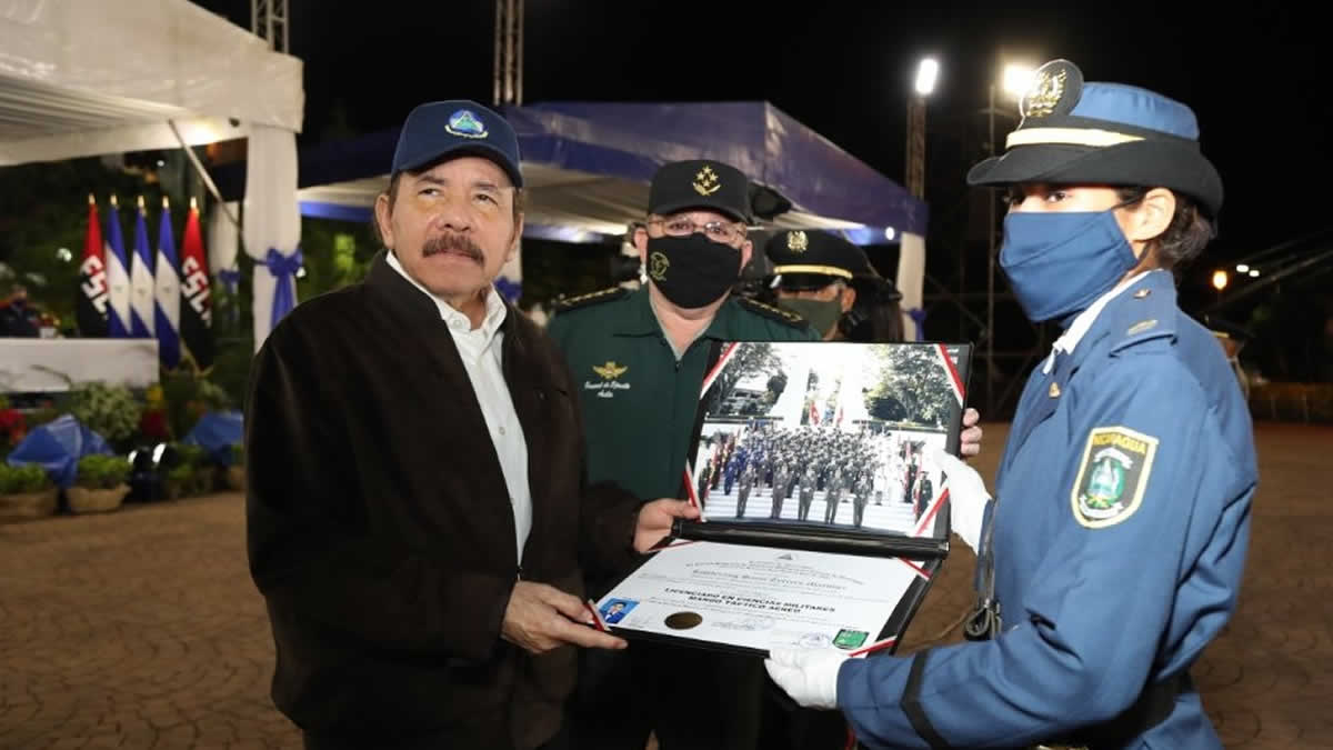 Comandante Daniel Ortega entrega reconocimiento a destacados cadetes del Ejército de Nicaragua. 