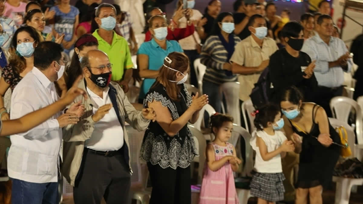 En Paz y Seguridad, familias disfrutan del concierto.