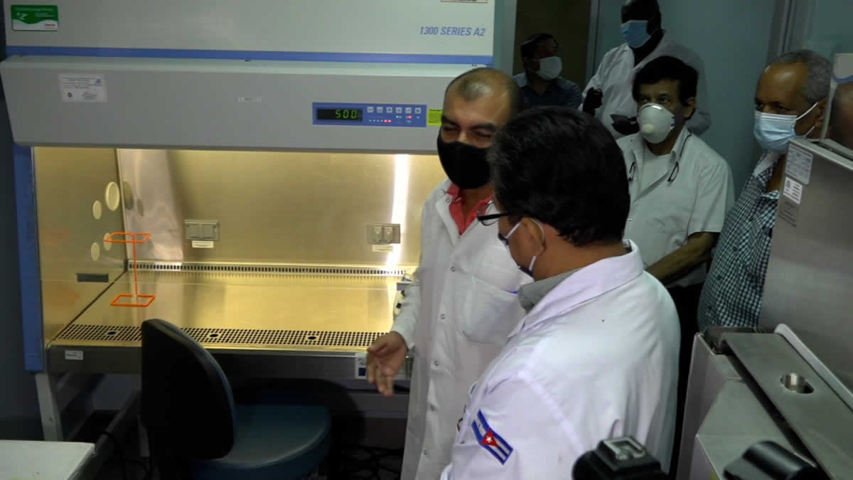 Vice ministro de la Salud, Enrique Beteta supervisa equipos del Laboratorio de Virología y Tuberculosis