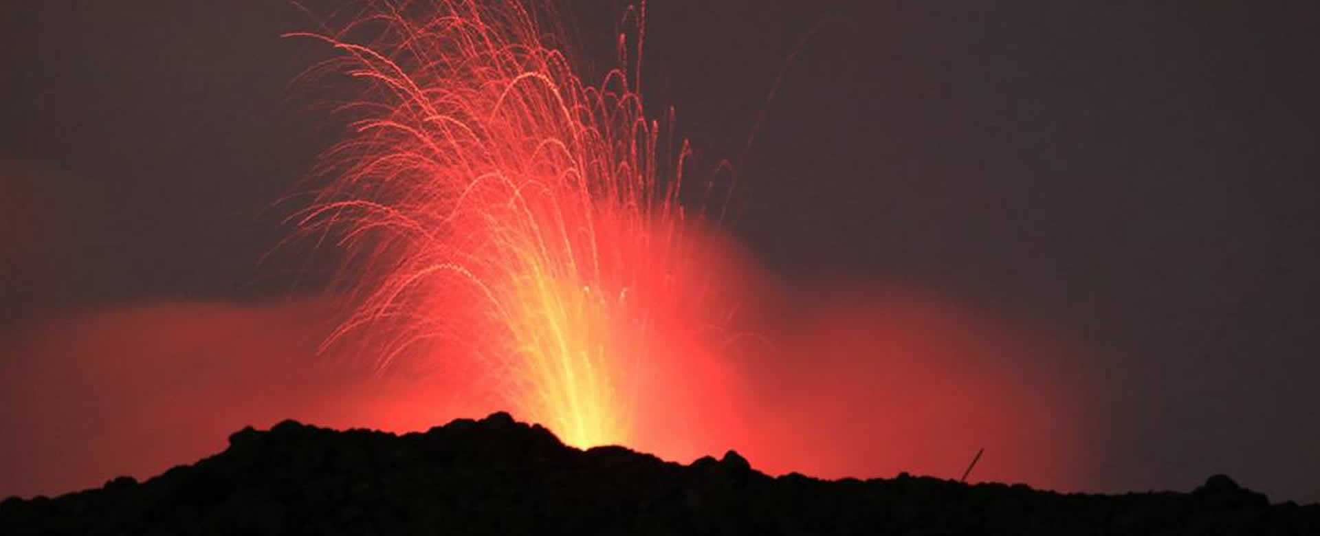 Volcán Etna expulsa tres flujos de lava envolviendo a Catania en cenizas