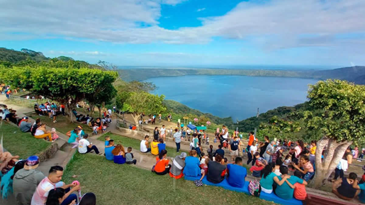 La población de distintas partes de Nicaragua se desbordó al mirador para celebrar el año nuevo