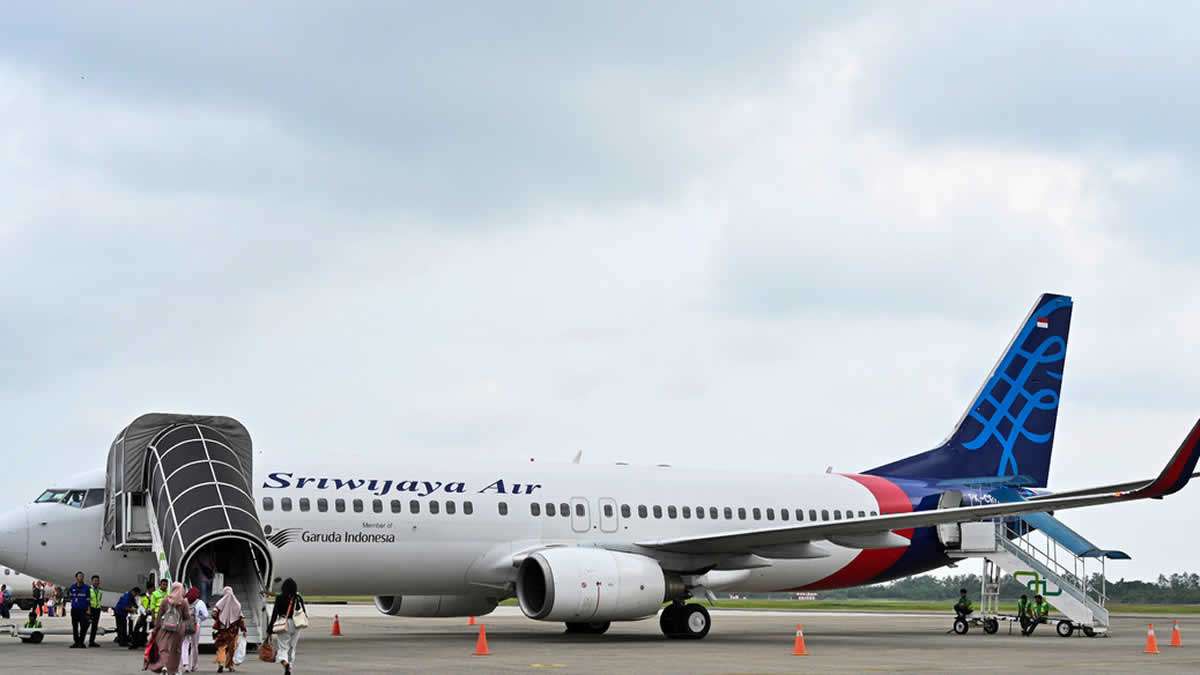 Pasajeros embarcan en un Boeing 737-800 de Sriwijaya Air en el aeropuerto de Padang, Indonesia, el 3 de septiembre de 2019.