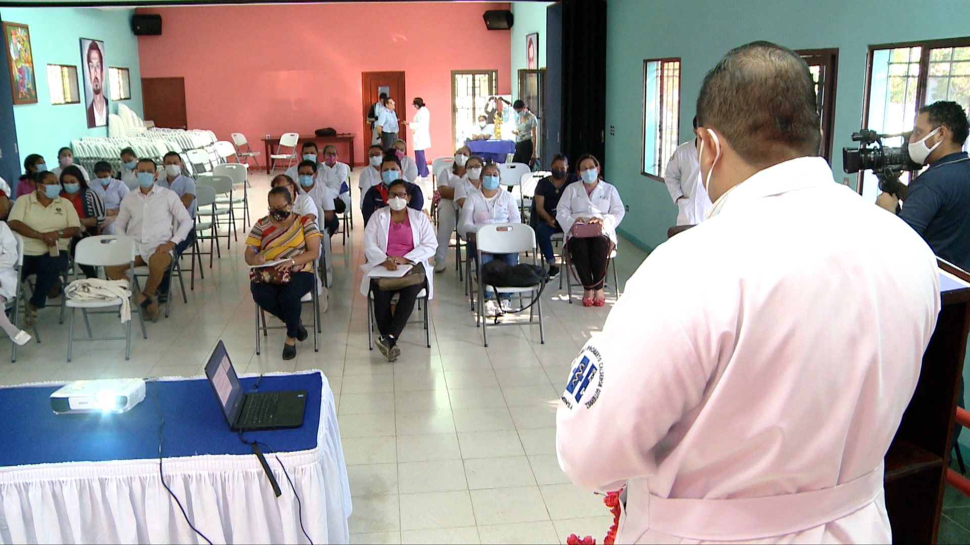 Médicos y enfermeras participan en taller de atención a pacientes crónicos en Managua