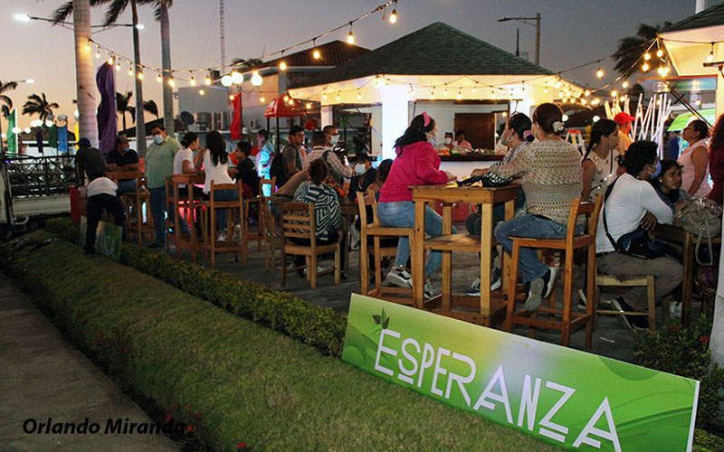 Jóvenes emprendedores proyectan creatividad en locales la "Esperanza" en Managua