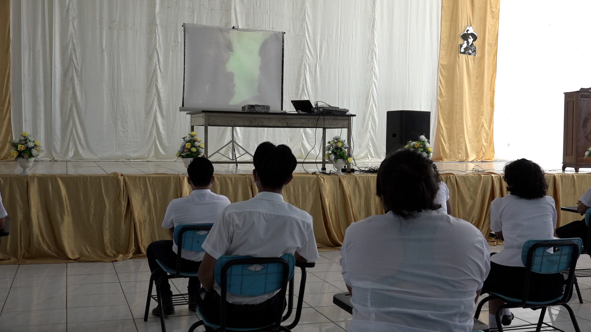 Estudiantes de Managua disfrutan la película del General de Hombres y Mujeres Libres