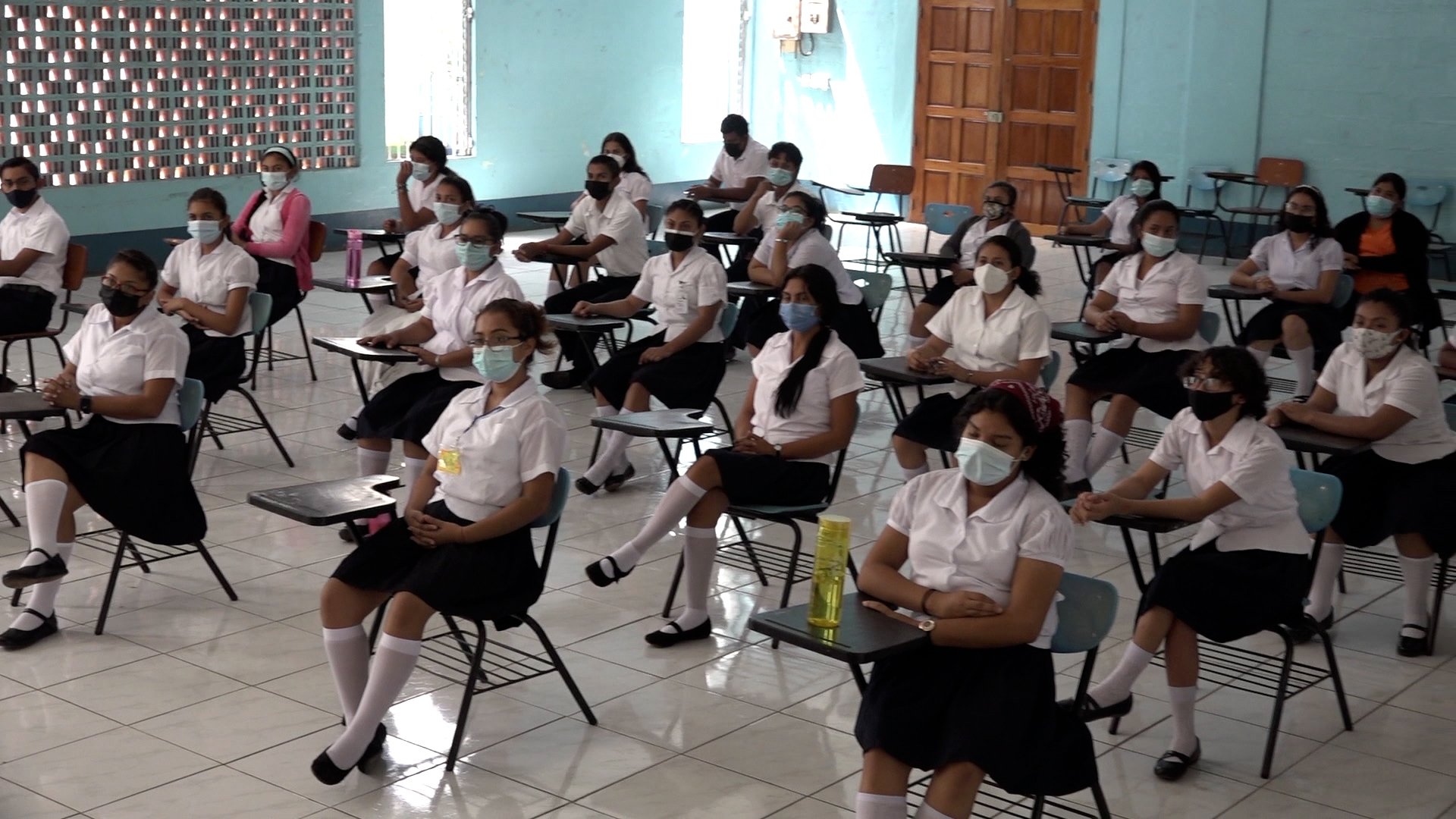 Estudiantes de Managua disfrutan la película del General de Hombres y Mujeres Libres