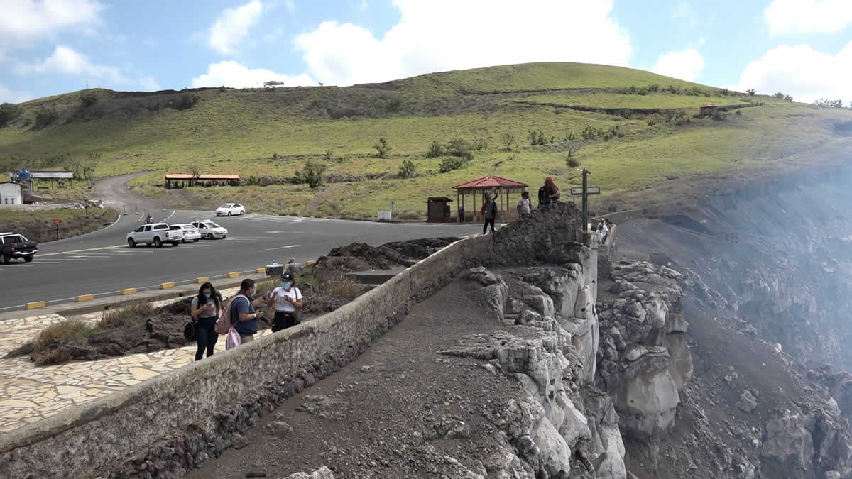 Familias visitan atracciones turísticas en el parque nacional Volcán Masaya