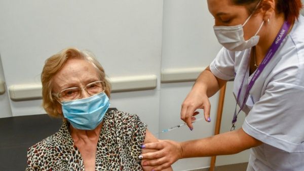 Campaña de inmunización contra la COVID alcanza el millón de dosis en Argentina
