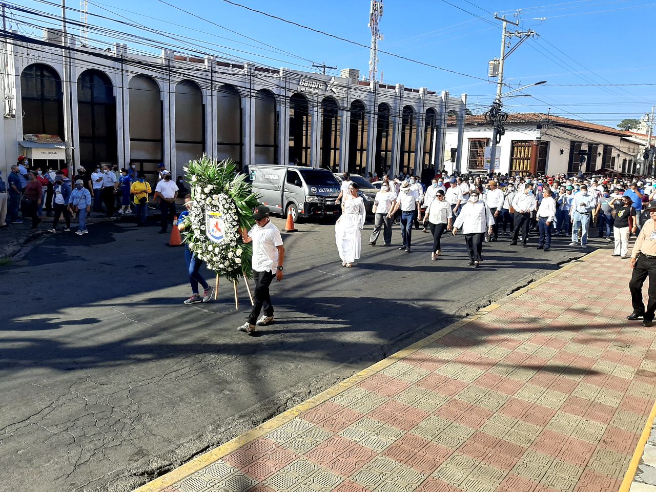 León realiza desfile de académicos en honor a Rubén Darío