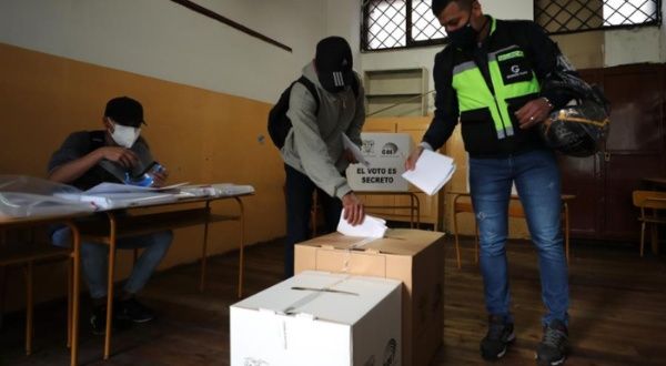 Arrancan elecciones presidenciales bajo protocolo sanitario en Ecuador