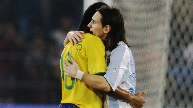 El emotivo mensaje que envió Messi a Ronaldinho por la muerte de su madre