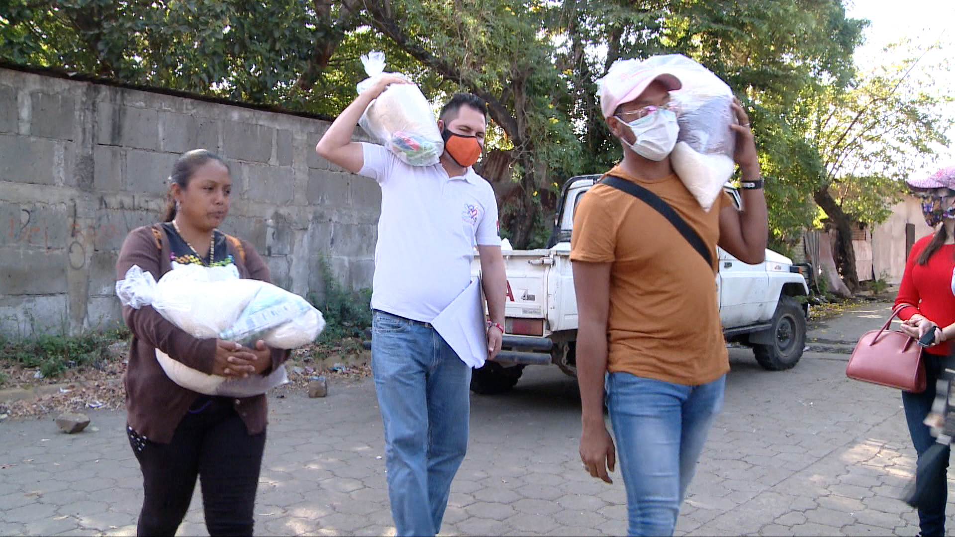 Buen Gobierno entrega paquetes alimenticios a madres de héroes en Managua