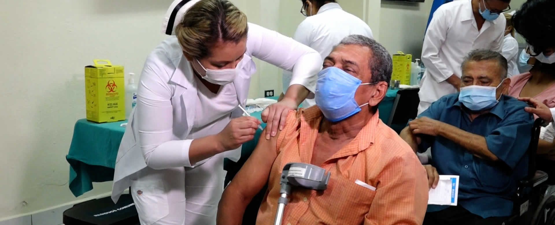 Pacientes del Hospital Monte España son inmunizados contra el Coronavirus